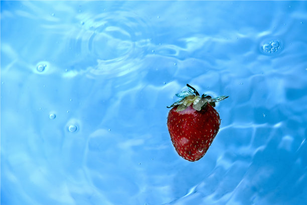 草莓在水中图片下载