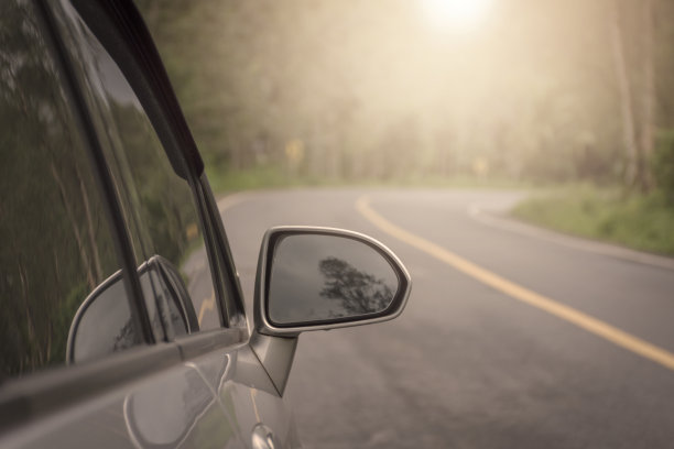 夏天的早晨，汽车在路上行驶。的概念图片下载