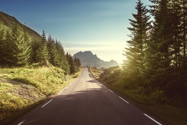 挪威罗浮敦群岛山区公路图片下载