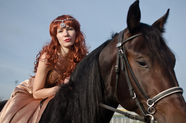 年轻的红发女人和马图片下载