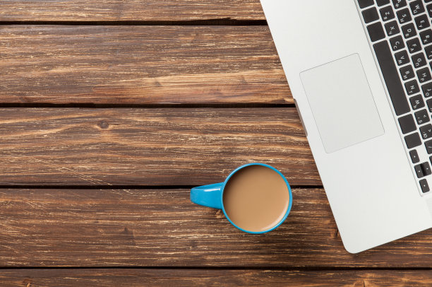 一杯咖啡和一台笔记本电脑图片下载