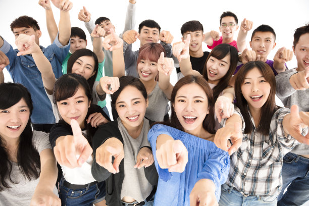 俯视图的快乐青年组手指着相机图片下载