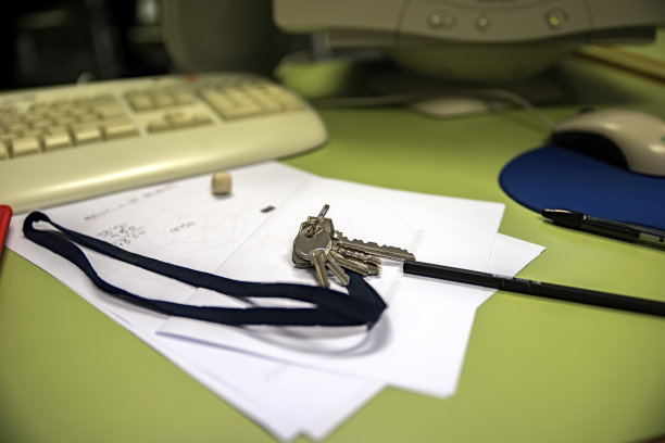 钥匙在桌子上。图片下载