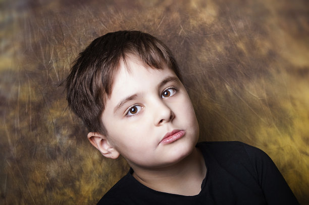 男孩有一个遥远的目光图片下载