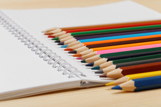 木材背景上的彩色铅笔图片下载