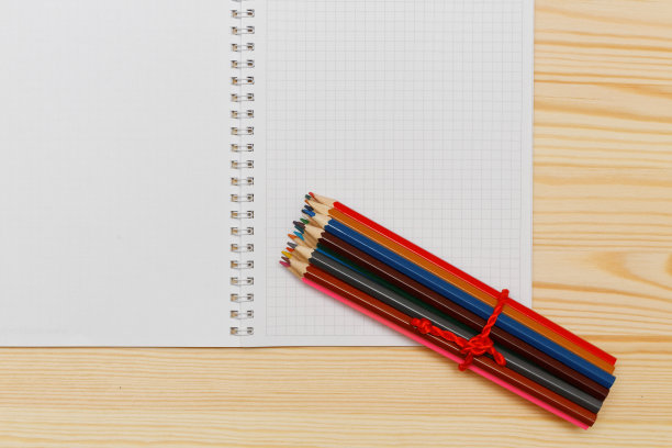 木材背景上的彩色铅笔图片下载