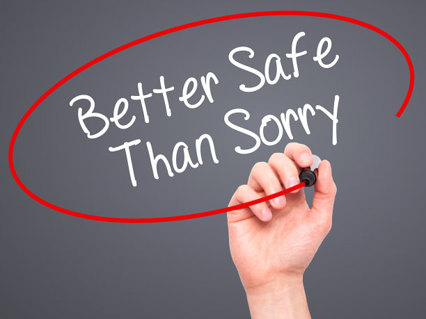 男人用黑色记号笔写的“万无一失”图片下载