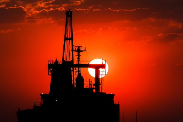 船与日落的剪影照片。图片下载