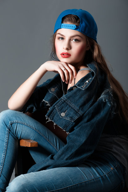 戴着棒球帽的漂亮少女图片下载