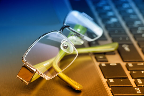 手提电脑上的眼镜图片下载