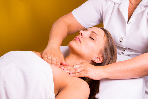 美容师的脸清洁。图片下载