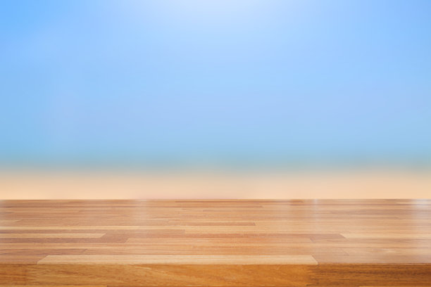 空木桌和模糊的海滩背景图片下载