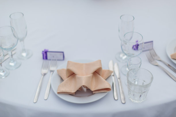 为宴会或婚礼准备的餐桌图片下载