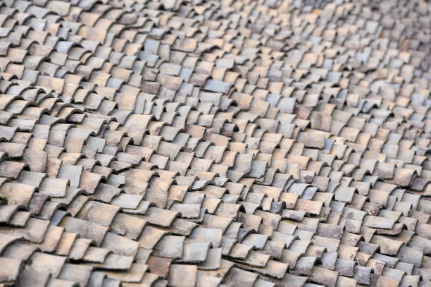 屋顶背景为中国传统瓦片。图片下载