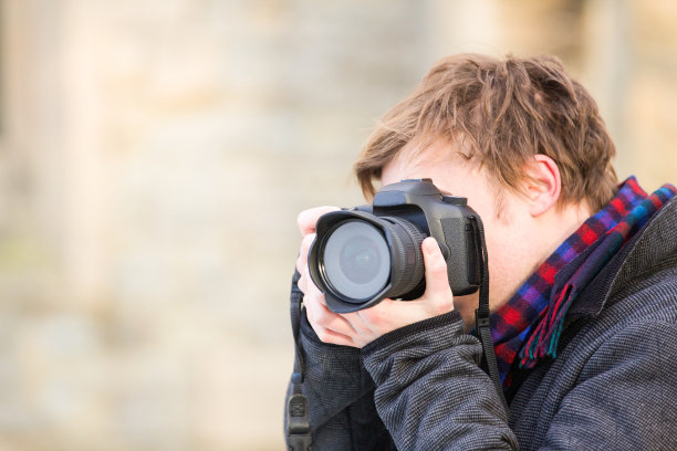 摄影师用数码单反相机拍照图片下载