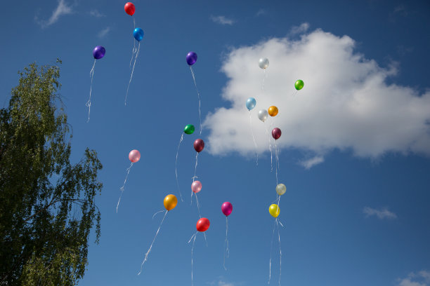 天空中五颜六色的气球图片下载