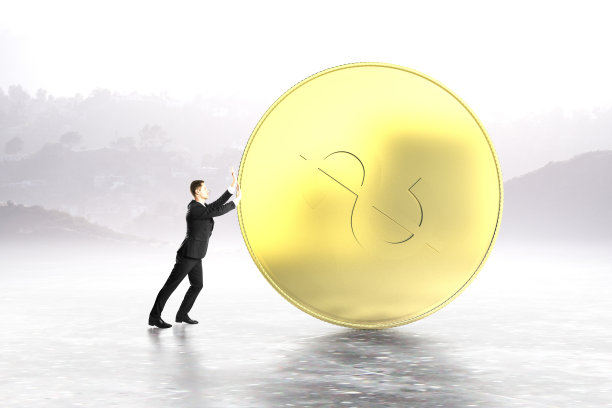 男子滚动美元硬币图片下载