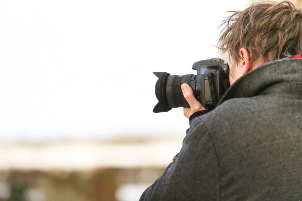 摄影师用数码单反相机拍照图片下载