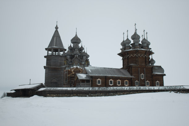 古老的木制大教堂，有各种各样的圆顶图片下载