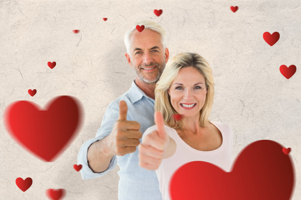 微笑的夫妻一起竖起大拇指的合成图图片下载