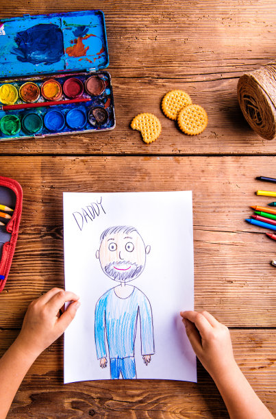 拿着父亲照片的女孩，木质背景素材图片