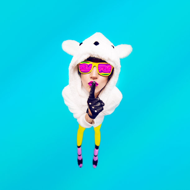 蓝色背景下穿着秘密连帽衫的有趣女孩图片下载