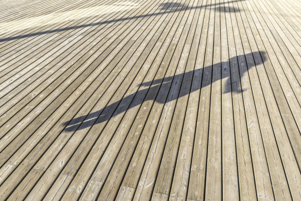 一个女孩跳跃的剪影图片下载