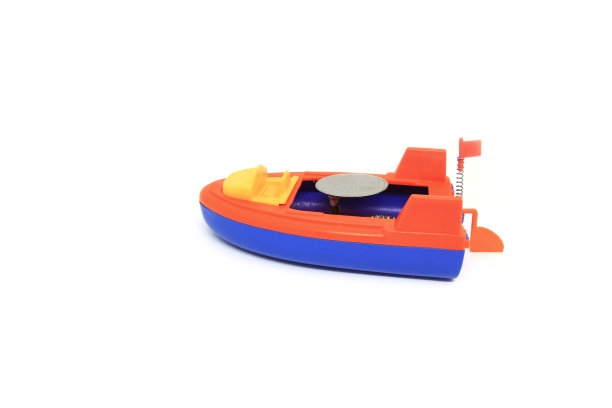 白色背景上的小塑料玩具船图片下载