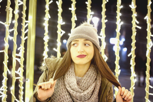 滑稽女孩的肖像与新年灯的背景图片下载