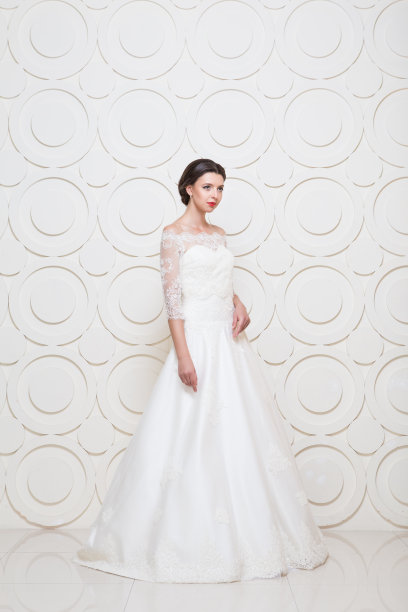 年轻美丽的新娘穿着婚纱在高科技的室内图片下载