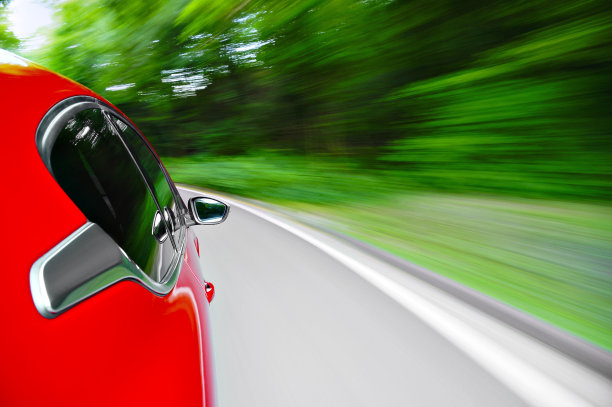 在弯道上开车图片下载