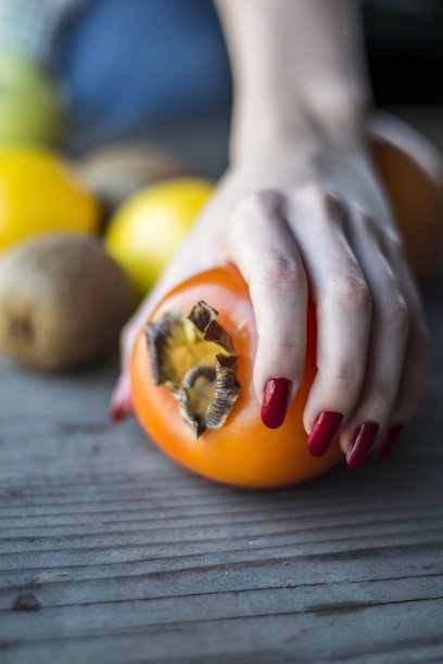 女人的手拿着柿子图片下载