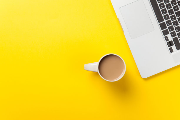 一杯咖啡和一台笔记本电脑图片下载