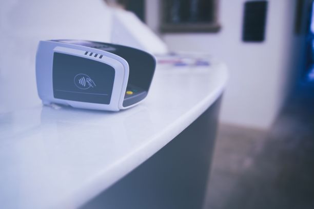 酒店前台的智能手机支付终端图片下载