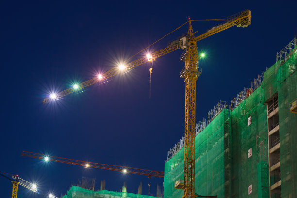 晚上的公寓建筑工地图片下载