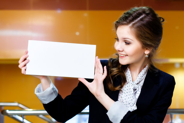 年轻漂亮的女人看着一张白纸图片下载