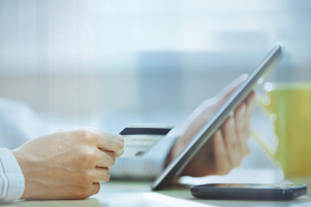 人的手，平板电脑和信用卡图片下载