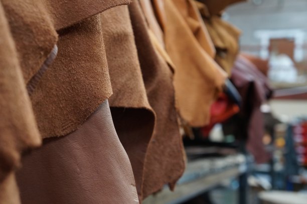 仿麂皮挂在架子上图片下载