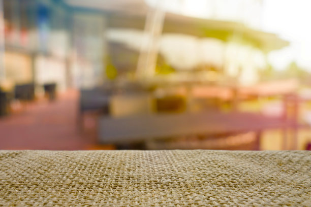 空桌子和模糊的餐厅背景图片下载