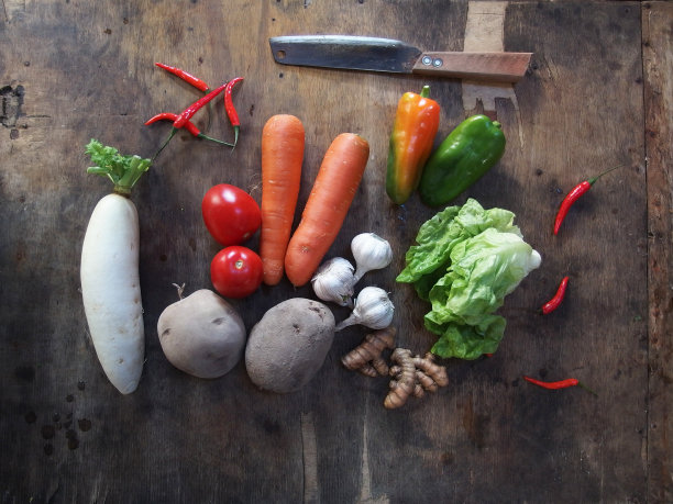 生蔬菜在古老的木材背景图片下载