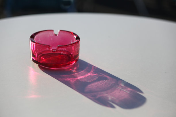 红色玻璃烟灰缸。图片下载