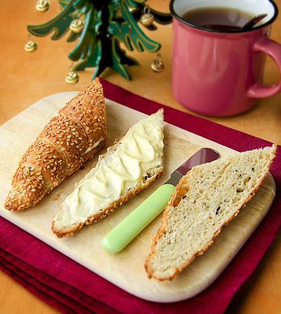 芝麻全麦牛角面包配软奶酪和茶。图片下载