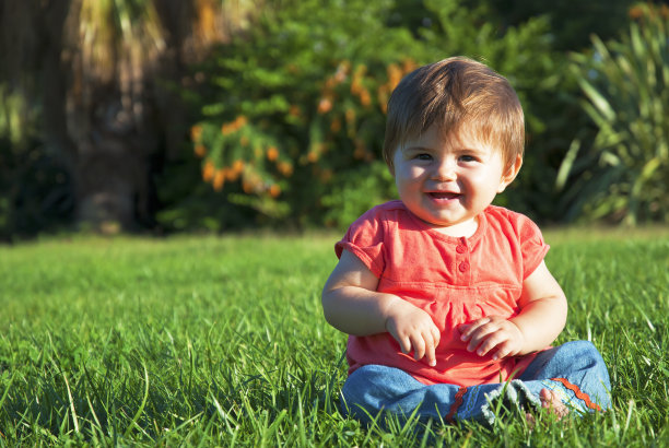在公园微笑的女孩图片下载