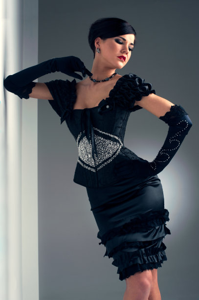 穿着黑色珠饰晚礼服的女孩图片下载
