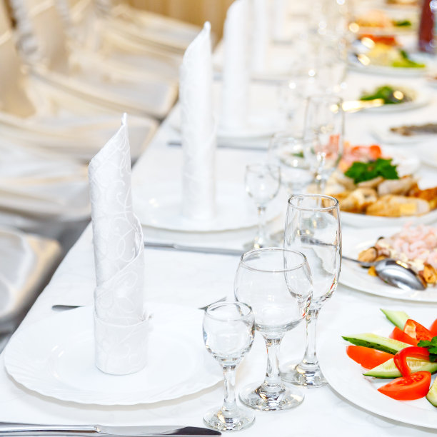 白色餐具和醋图片下载