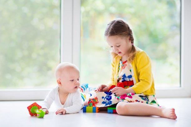 孩子们在家玩图片下载