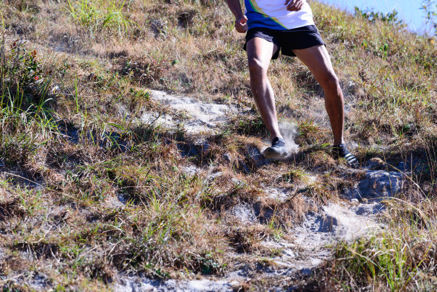 裁剪跑步者的腿在自然的越野跑。图片下载