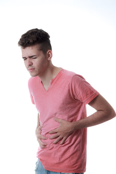 在白色背景上忍受胃痛的男人图片下载