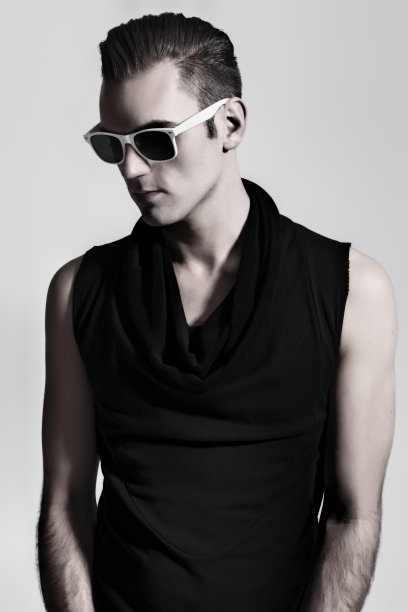 一个年轻英俊的男人戴着有色太阳镜的肖像图片下载