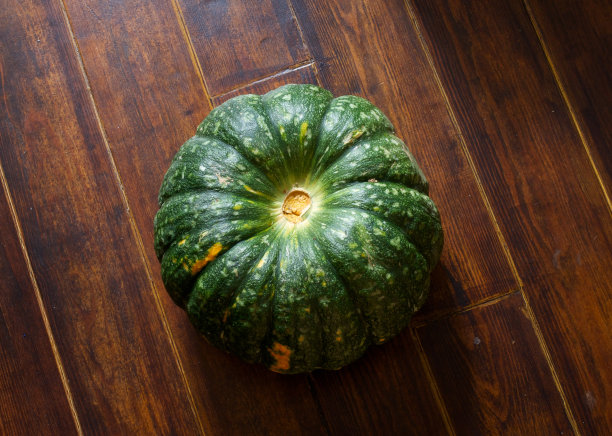 木桌上的南瓜图片下载